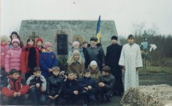 Відкриття пам'ятника жертвам Голодомору у 2004-му році у селі Аджамка