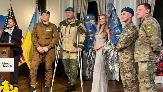 "Міс Україна Всесвіт" продала на аукціоні крила від свого костюма – боєць з Кіровоградщини отримає протез